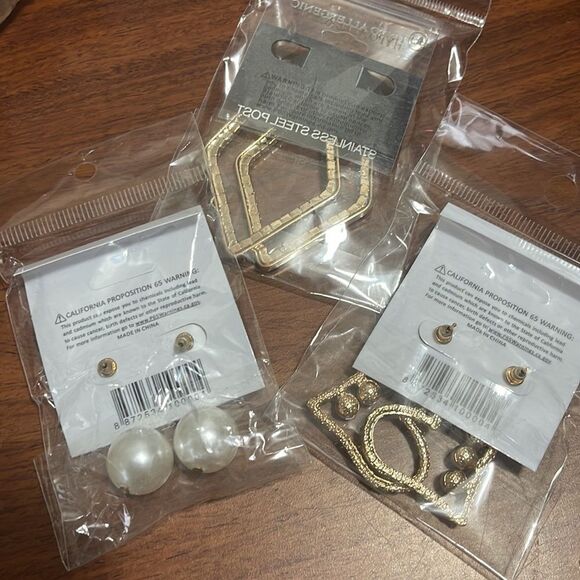 NIP- Chunky Rhinestone Earrings - Picture 2 of 5